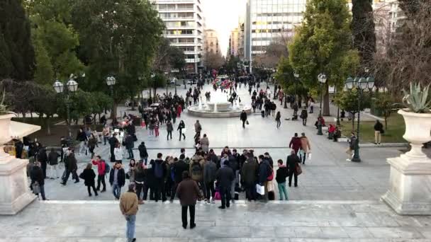 Pequena multidão se reúne em torno de um artista de rua na Praça Syntagma em Atenas — Vídeo de Stock