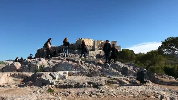 Turisták mászni a Areopagus hill, ókori athéni bíróság, az Akropolisz közelében — Stock videók