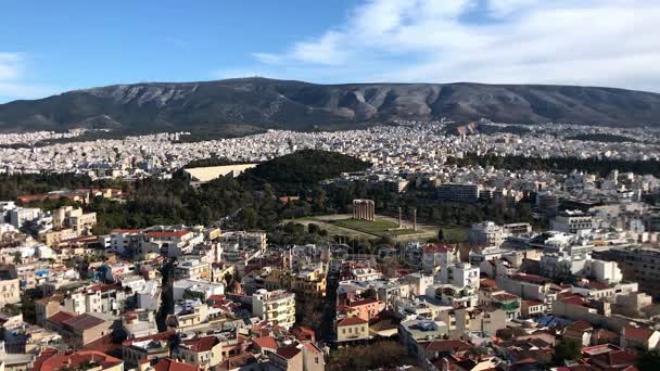 Atina cityscape Olympian Zeus Tapınağı ve Panathinaiko Stadyumu — Stok video