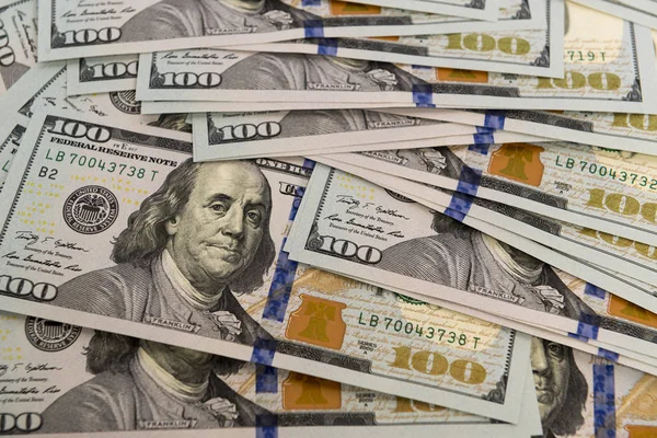Un mucchio di contanti in banconote da cento dollari — Foto Stock