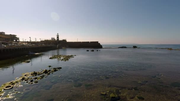 Θέα του κόλπου και ερείπια Akko ή στρεμμάτων, το Ισραήλ, σε μια ήρεμη, ηλιόλουστη ημέρα. — Αρχείο Βίντεο