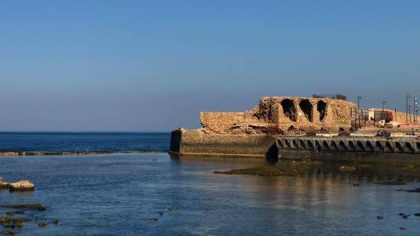 Руїни стародавнього міста Акко або акрів видом на Середземне море — стокове відео