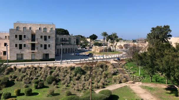 Ulice a náměstí v rezidenční čtvrti s domy v Akko nebo Akko, Izrael — Stock video