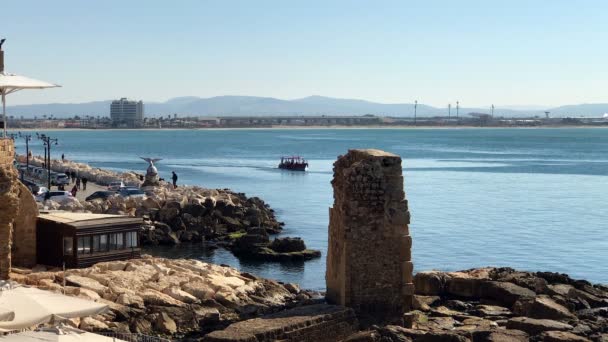Σκάφος με τουρίστες που πλέουν στη Μεσόγειο θάλασσα στο στρέμμα ή Akko, Ισραήλ — Αρχείο Βίντεο