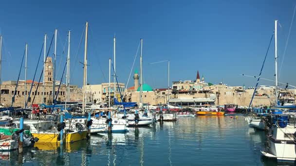 Barcos anclados en el puerto deportivo de Akko o Acre, Israel — Vídeo de stock