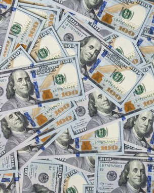 Yüz dolarlık banknot para yığını yüzeyine yayılmış