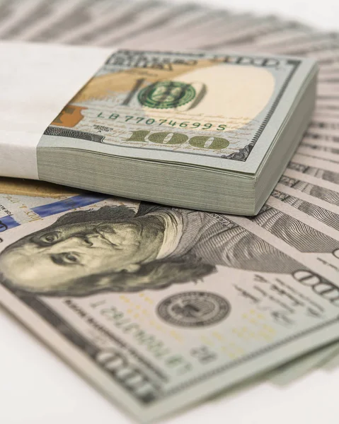 Пачка денег в долларах США наличными банкнотами — стоковое фото