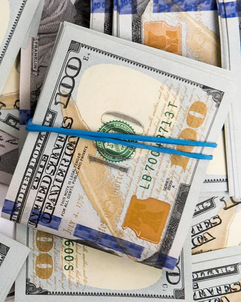 Yüz dolar faturaları paketleri