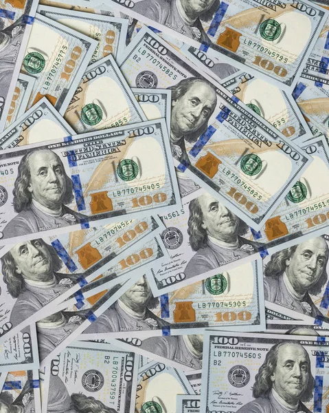 Pico de dinheiro em notas de cem dólares espalhadas à superfície Imagem De Stock