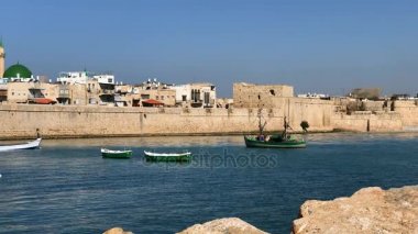 Akko veya Acre, İsrail, antik kentin Antik şehir surları önünde koyda gemilerde. 