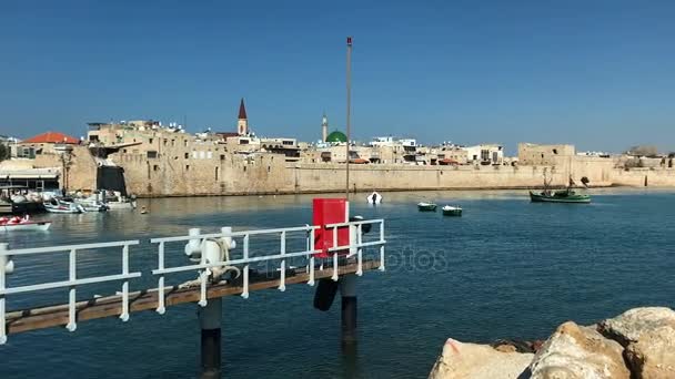 Lodě v zátoce v starověkého města Akko či Akko, Izrael, u starých městských hradeb. — Stock video