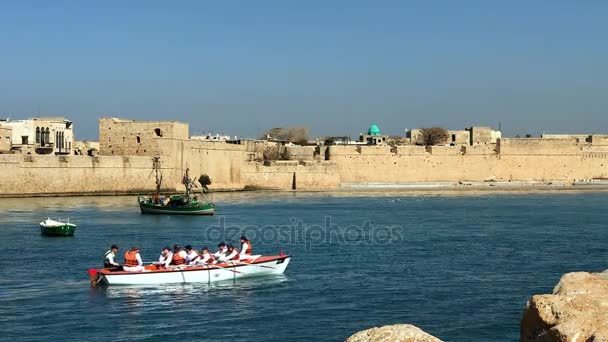 Barcos na baía na antiga cidade de Akko ou Acre, Israel, em frente às antigas muralhas da cidade . — Vídeo de Stock