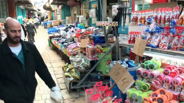 Gatan bazaar på öppna marknaden i antika hamnstaden Akko eller Acre, i norra Israel. — Stockvideo