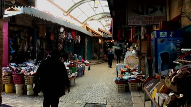 Bazar callejero en el mercado abierto en la antigua ciudad portuaria de Akko, o Acre, en el norte de Israel . — Vídeo de stock