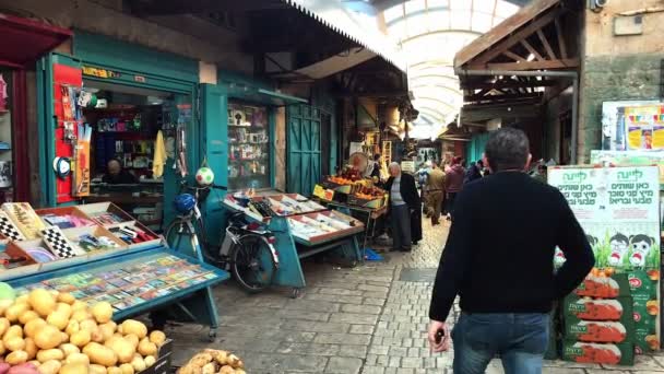 Gatan bazaar på öppna marknaden i antika hamnstaden Akko eller Acre, i norra Israel. — Stockvideo