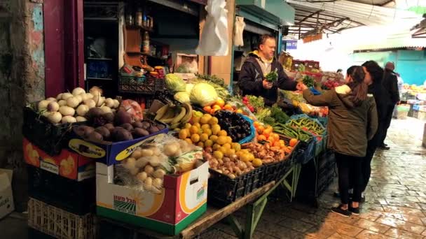 उत्तरी इज़राइल में अको, या एकड़ के प्राचीन बंदरगाह शहर में खुले बाजार पर सड़क बाजार . — स्टॉक वीडियो