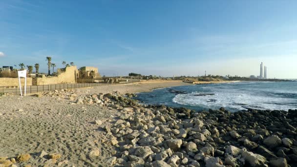 Ruhiges Wasser am Strand vor den Toren des caesarea Nationalparks — Stockvideo