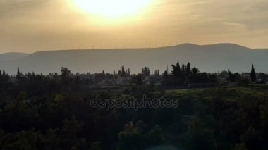 Üstünde tepe-in tepe on sunset gördüm bir yenilenebilir enerji kaynağı olarak yel değirmenleri