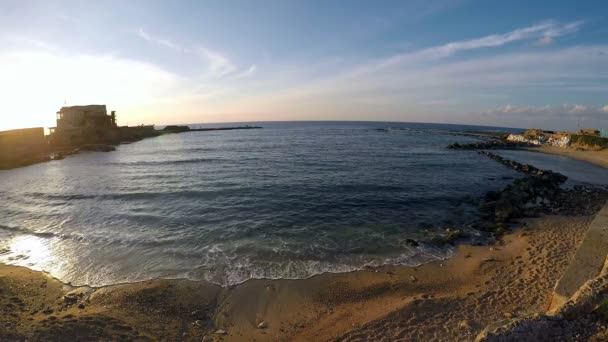 Águas calmas na baía de Cesareia, onde o antigo porto dos cruzados estava localizado — Vídeo de Stock