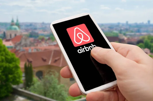 Airbnb - met behulp van de mobiele app — Stockfoto