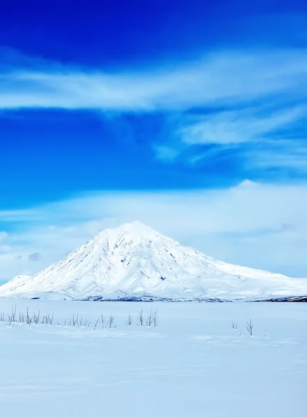 Paesaggio invernale con vulcano — Foto Stock