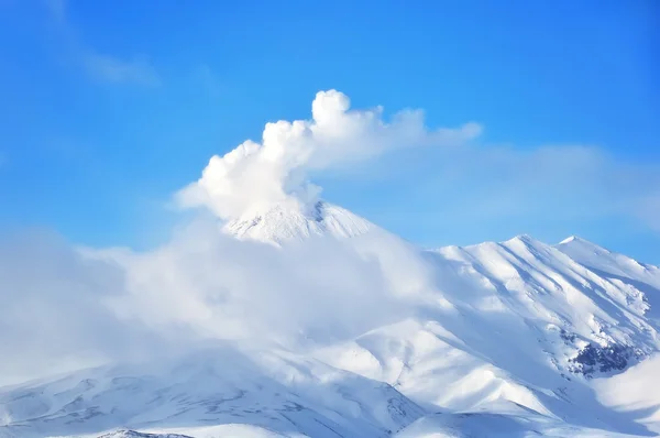 Kamchatka: vedere de iarnă a vulcanului activ erupție — Fotografie, imagine de stoc