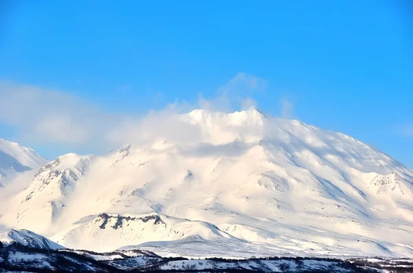 Winter landscape with volcano — Stock Photo, Image