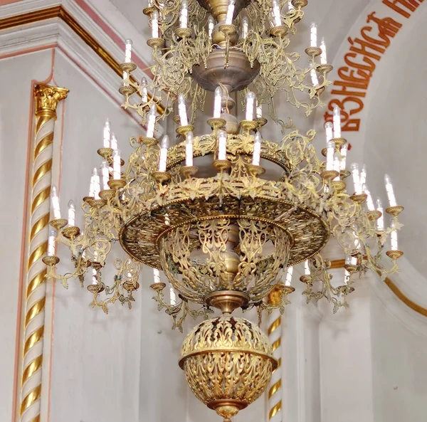 Велика бронзова люстра в християнській церкві — стокове фото