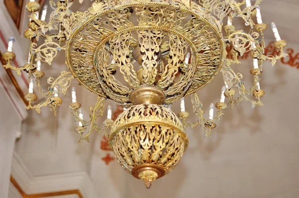 Большая бронзовая люстра в христианской церкви — стоковое фото