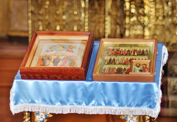 Heilige Bijbel en orthodoxe kruis — Stockfoto