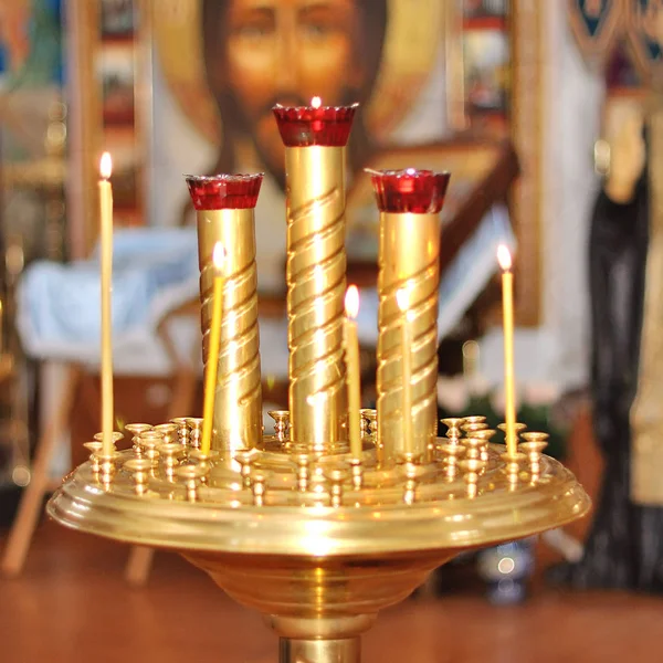 Kandelaars in de kerk — Stockfoto