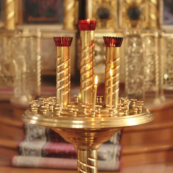 Candelabros en la iglesia — Foto de Stock