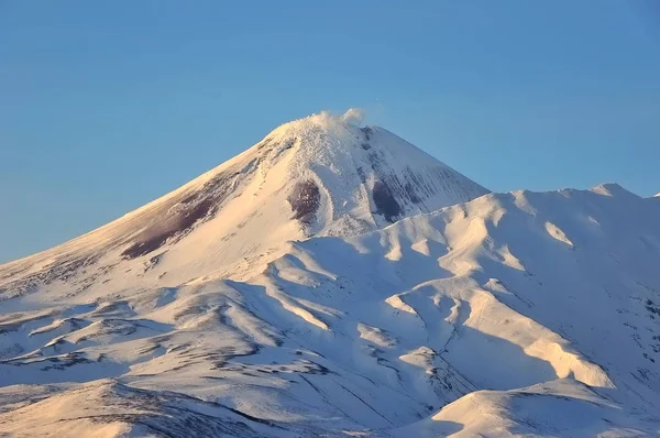 Vista de invierno de erupción Volcán activo — Foto de Stock