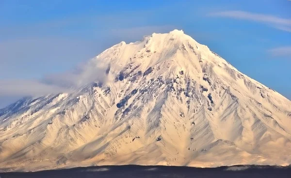 Volcán en la península de Kamchatka — Foto de Stock