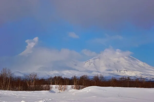 Bellissimo paesaggio vulcanico invernale — Foto Stock