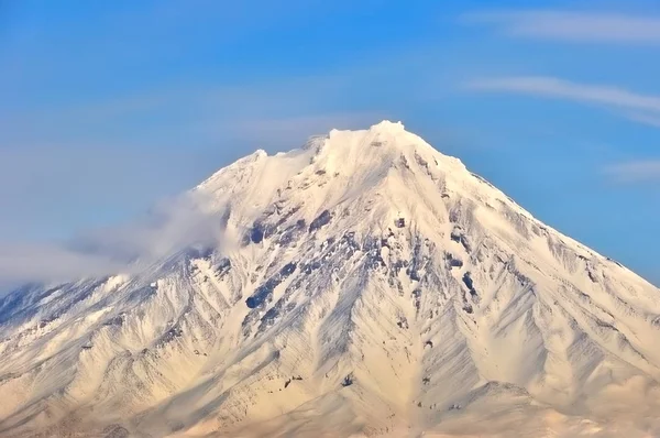 Hermoso paisaje volcánico de invierno — Foto de Stock