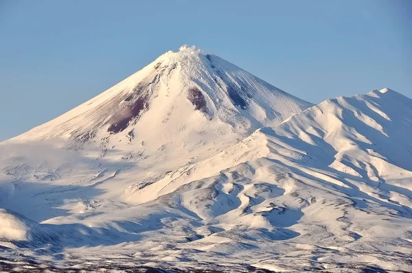 Prachtige vulkanische winterlandschap — Stockfoto