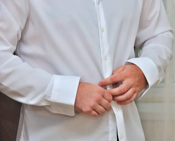 Close-up van elegantie man handen — Stockfoto