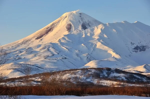 Vista invernal de la erupción activa Volcán Klyuchevskoy — Foto de Stock