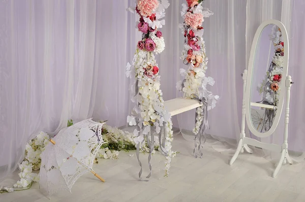 Columpio decorado con flores —  Fotos de Stock