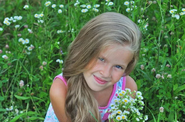 Retrato de una niña sobre un fondo verde . — Foto de Stock