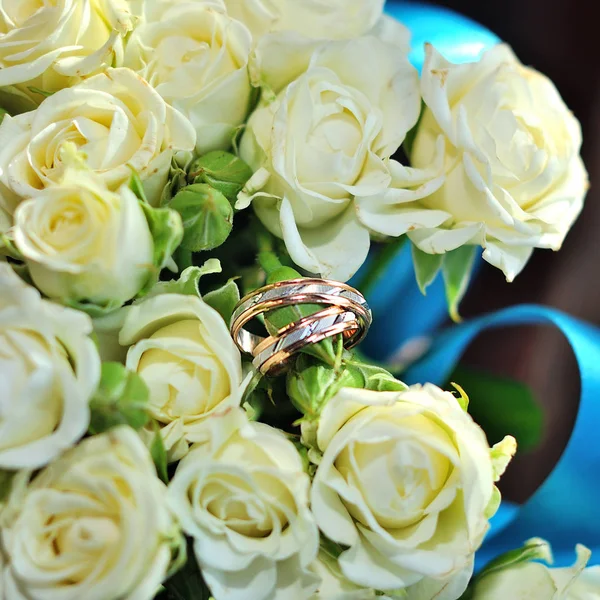 Anillos de boda y rosas — Foto de Stock