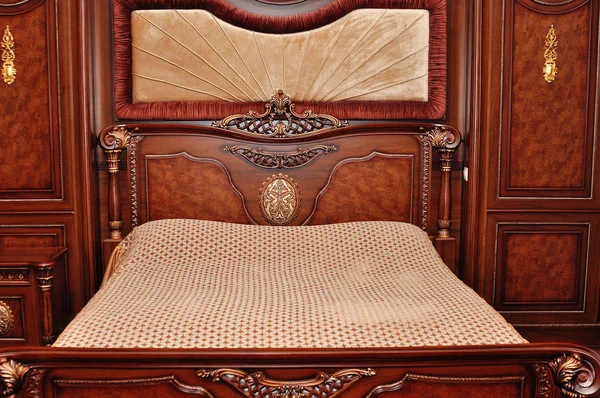 Cama queen-size de madera pesada — Foto de Stock