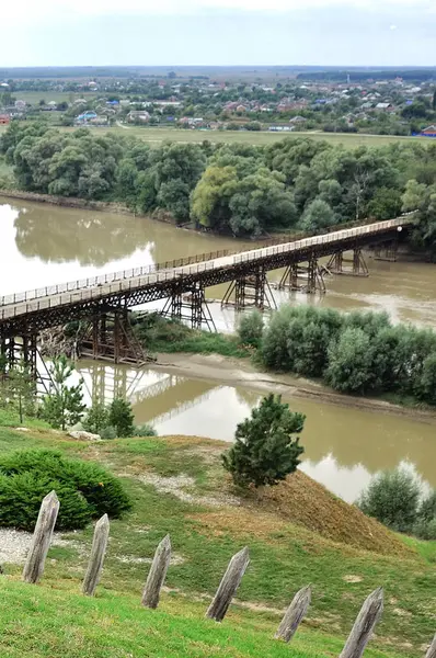 Красивий літній пейзаж з річкою — стокове фото