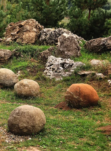 Große Steinkugeln große runde Steine — Stockfoto