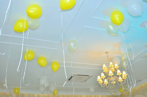 Gyllene och vita ballonger — Stockfoto