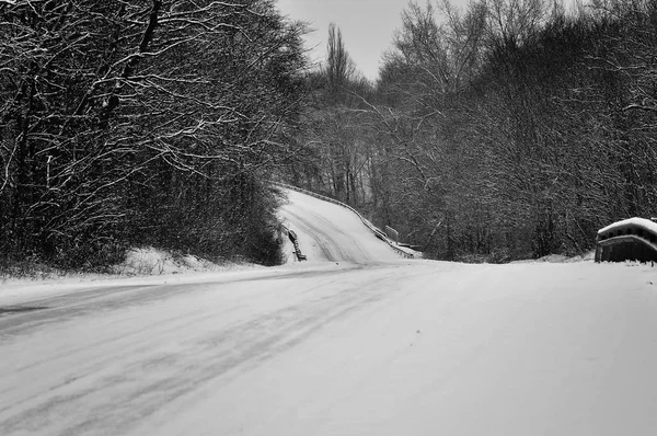 Hermoso paisaje de invierno con carretera —  Fotos de Stock