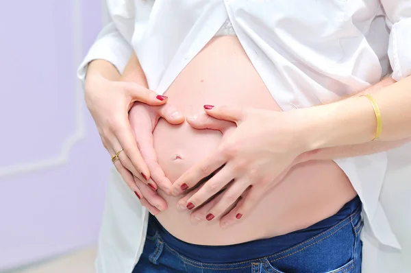 Mulher grávida segurando sua barriga — Fotografia de Stock