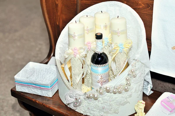 Церковные принадлежности для крещения на столе . — стоковое фото