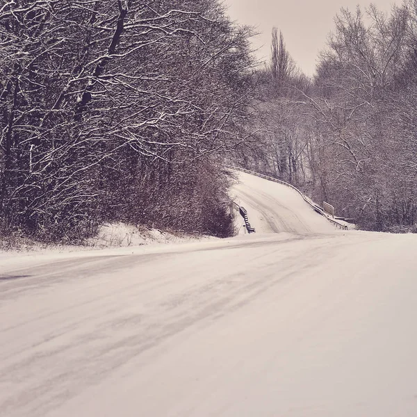Bela paisagem de inverno com estrada — Fotografia de Stock